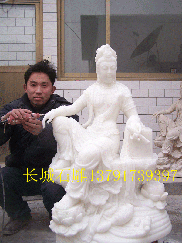 自在觀音石雕像