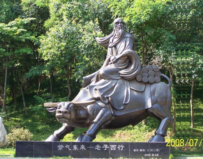 石雕老子像，這尊老子雕塑作品高兩米多，造型突出了老子的思想境界