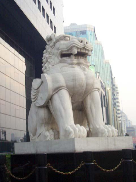 這是建設銀行門口的大型漢白玉石雕貔貅