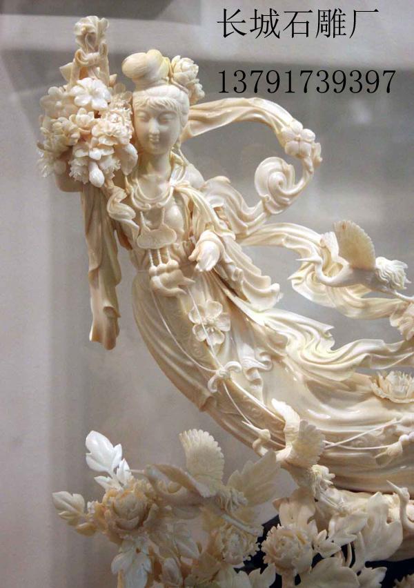天女散花石雕雕刻作品高80厘米，寬60厘米，北京房山漢白玉料。作者對于該作品，有著自己的評(píng)論：“她的獨(dú)到之處是能體現(xiàn)她的身材。以前咱們見的都是特別臃腫，她這個(gè)呢，根據(jù)東西方結(jié)合，它把人體能體現(xiàn)出來了，能看出她身體的走向，有動(dòng)感。對雕塑工藝的要求也較高，絲絲縷縷的，是透雕，特別飄逸，飄逸感特別強(qiáng)。”正如作者自己所言，該作品很多部位采用了透雕，對石雕雕刻藝人們的刀工要求是比較苛刻的。只見天女微微彎曲的身軀，按照人體比例和結(jié)構(gòu)進(jìn)行塑造，身材苗條，腰肢纖細(xì)，左手提著花籃，右手正在輕散鮮花，面部露出淡淡的笑，顯得雅致恬美。