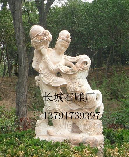 正如作者自己所言，該作品很多部位采用了透雕，對石雕雕刻藝人們的刀工要求是比較苛刻的。只見天女微微彎曲的身軀，按照人體比例和結(jié)構(gòu)進(jìn)行塑造，身材苗條，腰肢纖細(xì)，左手提著花籃，右手正在輕散鮮花，面部露出淡淡的笑，顯得雅致恬美