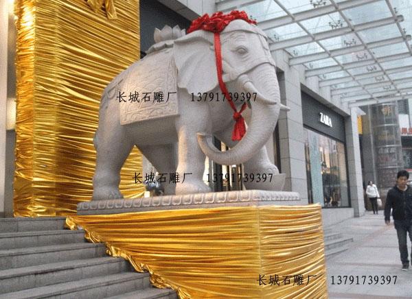 安裝在酒店門口的石雕大象