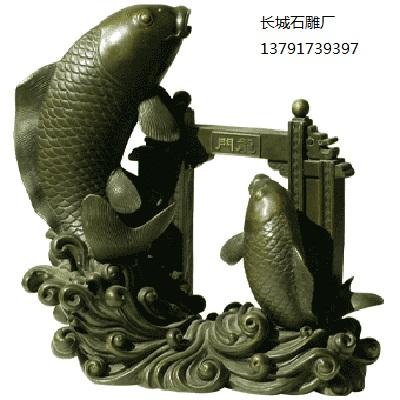 石雕魚為觀賞魚，改善環境、風水，期待改善財運，同時因“金魚”與“金玉”諧音，形成了“金玉滿堂”的吉祥圖案。