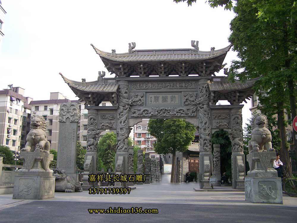 古代石牌樓的屋頂上除了正脊的兩條大鷗吻外還有眾多石雕脊獸。一座多重檐的石雕牌坊角樓，竟有近百只脊獸。在天下第一樓的石牌樓上面一條垂脊上就有十只脊獸。