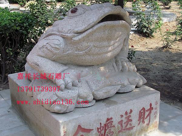 在風水行業里最多的被注重的就是財氣，這個時候有一種吉祥的動物景經常被人們擺放在家宅當中，這就是聚財金蟾雕刻，而這種聚財金蟾雕刻的寓意就在于吸納財氣，成為現在很多的商業人家最為喜愛的雕刻作品。
