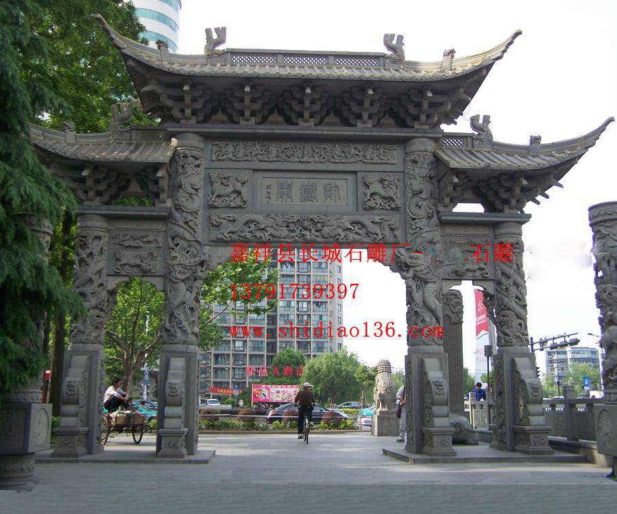 在安徽當涂縣湖陽鎮大邢村的街道上.硯立著一庫二柱一間三樓、高10.63米、寬9.15的石牌坊。
