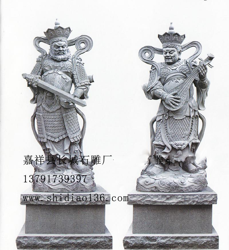 除了以上手法表現四大天王不同精神面貌外，四大天王雕刻的時候，還分別通過四大天王手里拿著不同的道具來表現，因為道具也是石雕的基本表現手法之一。