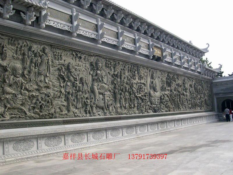 石雕大多以菩薩坐騎為主，例如獅鷺獸，石雕麒麟等，造型逼真大多都是仰望狀，意在上傳天意，下達(dá)民情，，有著體恤百姓，聆聽信徒心愿之意。
