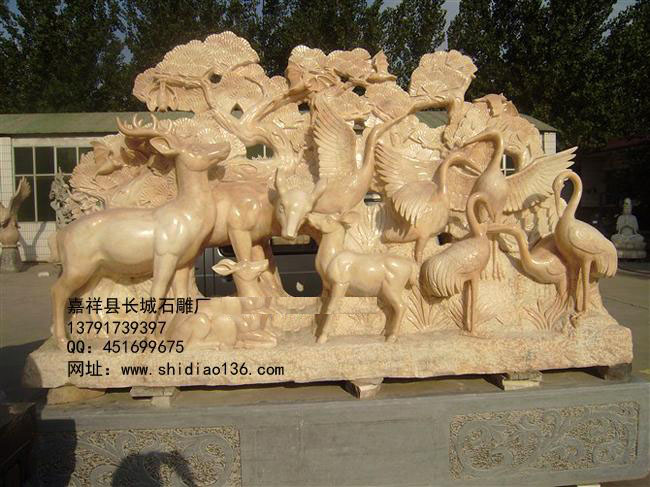 石雕鹿和鶴都是風水中代表健康長壽的靈物。鹿童、鶴童仙子是老壽星南極仙翁壇下的高徒。“鹿鶴銜芝”吉祥物，梅花鹿臥一大壽桃旁，一仙鶴并立，鹿鶴共同銜一顆靈芝仙草。寓示延年益壽、健康吉祥、永葆青舂。