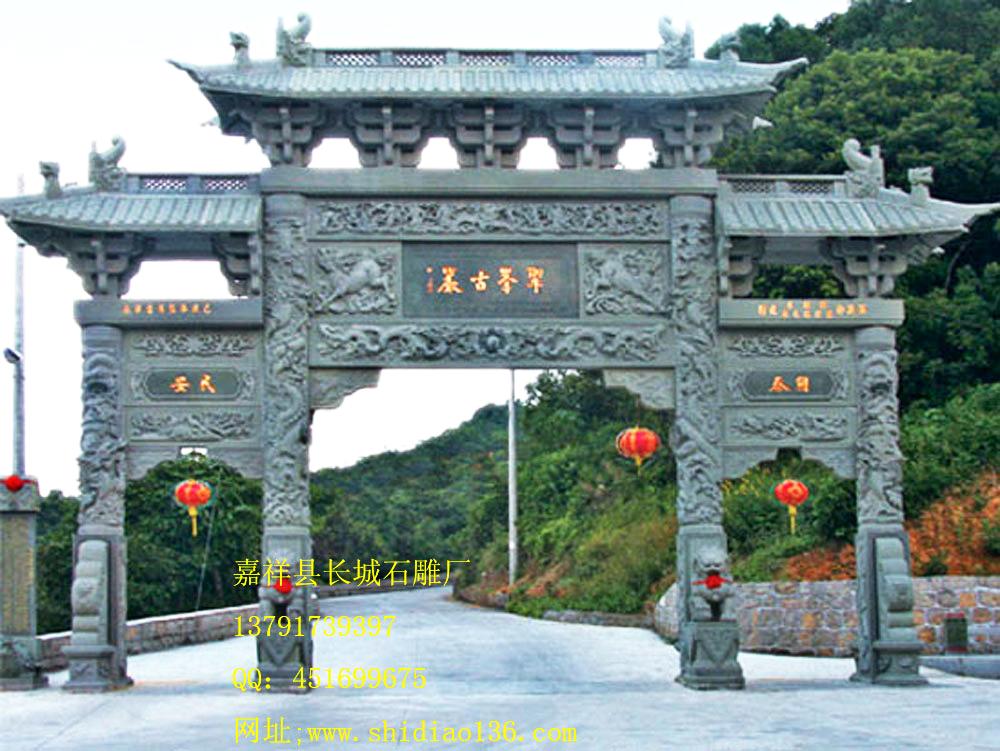 聳立在山海關東西大街上的這些復建的明代石雕牌坊，猶如一部立體的山海關史書，記錄了明代山海關政治、軍事、教育及民風民俗等方面的情況，石牌坊（石牌樓、石雕牌坊、石雕牌樓）展現出了山海關所具有的厚重的歷史文化內涵。